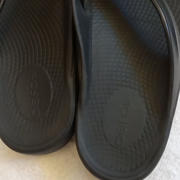 Used Oofos black sandals 10 1/2 " long - Picture 1 of 13